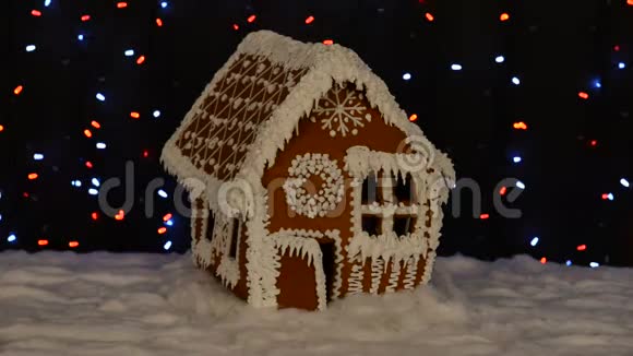 手工制作的可吃姜饼屋雪装饰花环背景视频的预览图