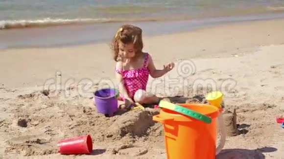 小女孩在海滩上玩视频的预览图