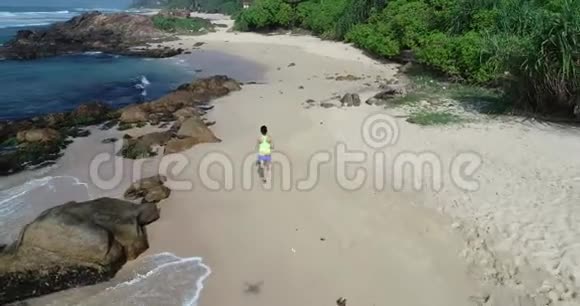 在热带海滩上奔跑的女人视频的预览图