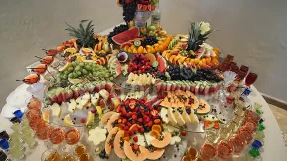 缤纷热带水果婚礼自助餐视频的预览图