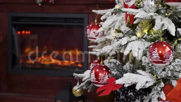 美丽的壁炉和圣诞装饰的树视频的预览图