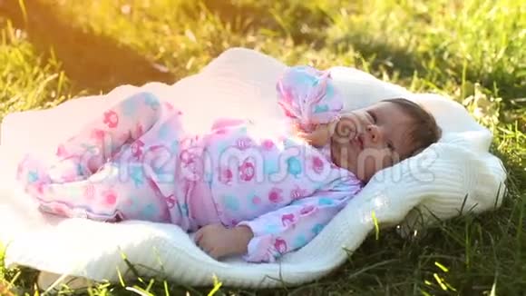 婴儿躺在草地上视频的预览图