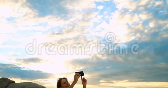 女人在海滩4K自拍视频的预览图