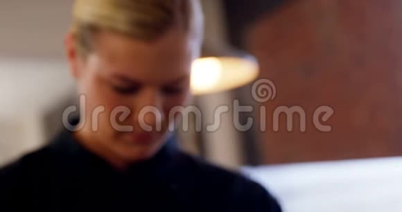 服务员在咖啡馆工作视频的预览图
