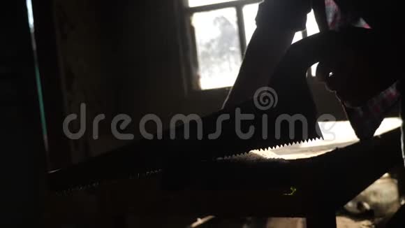 人木匠手工制作和工艺概念慢动作视频木匠在生活车间锯树视频的预览图