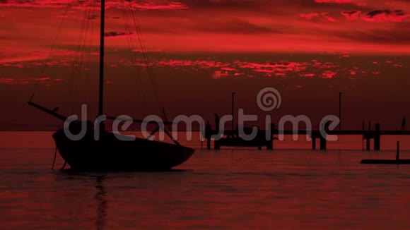 日落时的船和游客视频的预览图