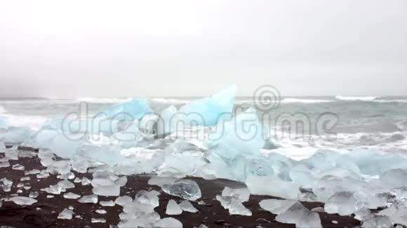 冰岛黑沙滩上的冰岩视频的预览图