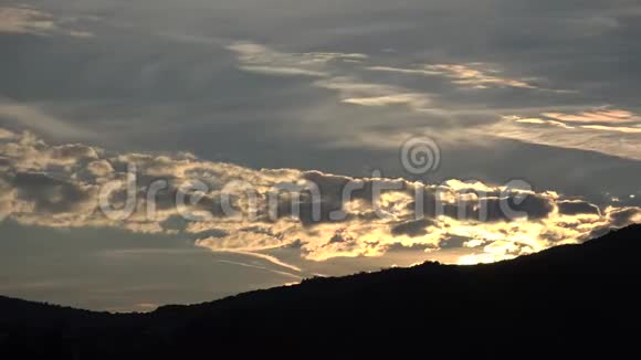 日落时的云彩时间流逝视频的预览图