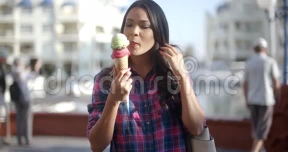 女孩吃锥形冰淇淋视频的预览图