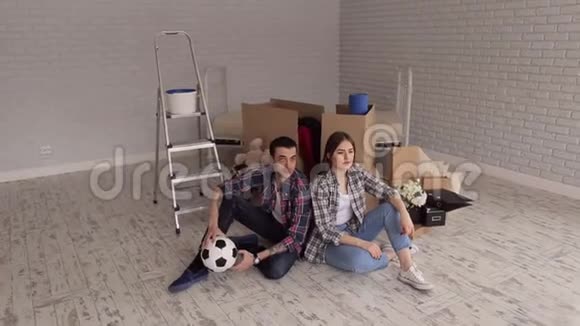 新公寓里幸福年轻夫妇的画像视频的预览图