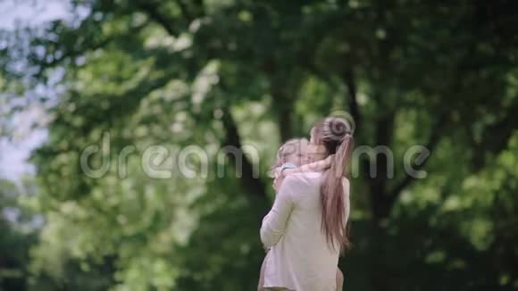 大自然中的家庭年轻母亲在公园玩女儿视频的预览图