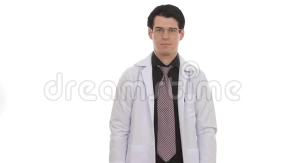 白人背景下的男医生画像视频的预览图