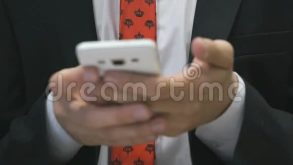 商人用智能手机写短信视频的预览图