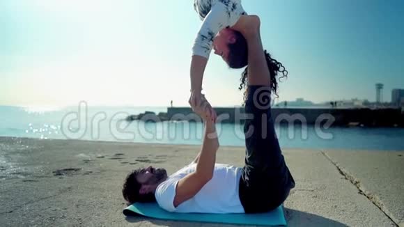 一对漂亮的夫妇早上练习杂技瑜伽视频的预览图