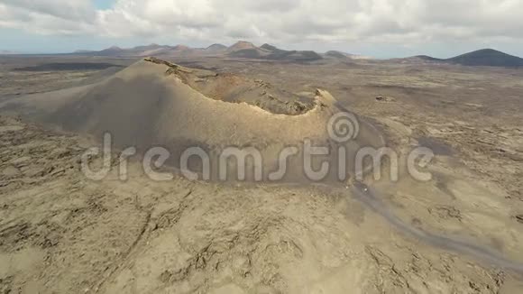 加那利群岛兰萨罗特黑火山土壤上LaGeria葡萄园的空中录像视频的预览图