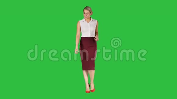 自信的年轻商务女性走在绿色屏幕上铬键视频的预览图