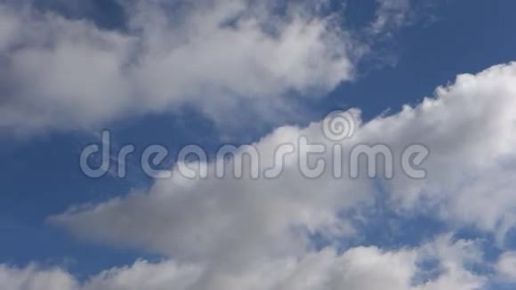 白云在蓝天上快速飞翔视频的预览图