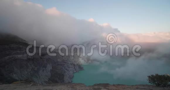 从火山口可以看到美丽的伊根火山有酸湖和硫磺气体视频的预览图