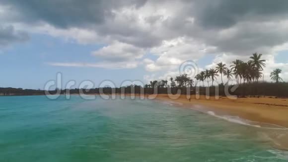 天堂般的热带岛屿海滩景观视频的预览图