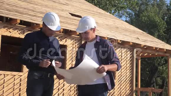 团队合作概念建设构建建筑师慢动作视频两个戴头盔的男人生活方式建设者握手视频的预览图