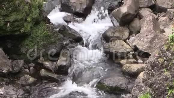 毛伊岛上的风景瀑布视频的预览图