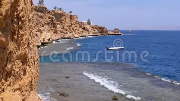 埃及的洛基海滩海滩在海岸线上的一个海湾蓝色的海洋和珊瑚礁中有波浪视频的预览图