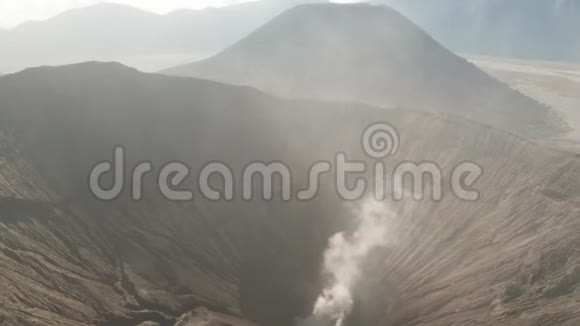 东爪哇有活火山烟雾的Bromo山火山口的影像拍摄视频的预览图