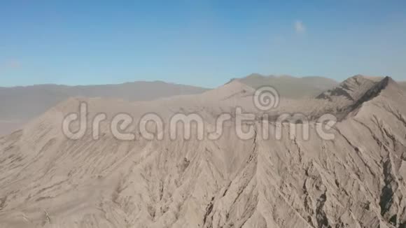 东爪哇有活火山烟雾的Bromo山火山口的影像拍摄视频的预览图