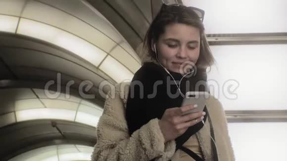 女人使用智能手机上网视频的预览图