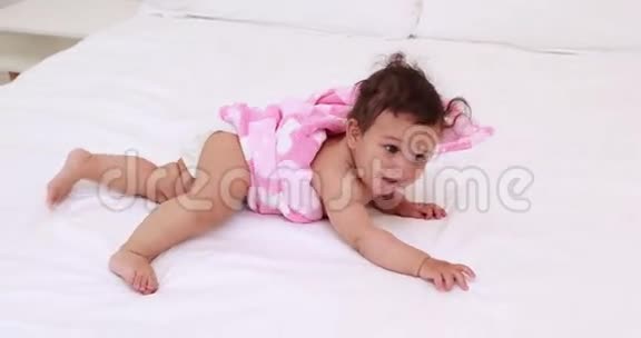 可爱的婴儿在床上视频的预览图