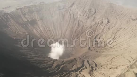 东爪哇有活火山烟雾的Bromo山火山口的影像拍摄视频的预览图
