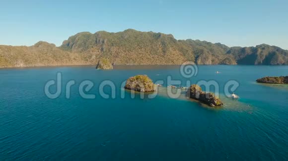 鸟瞰热带泻湖大海沙滩热带岛屿菲律宾巴拉望布桑加视频的预览图