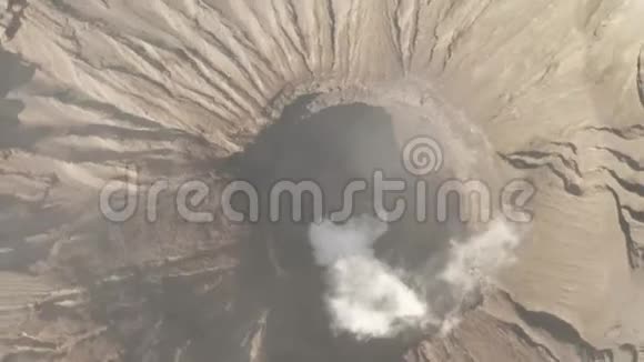 东爪哇有活火山烟雾的Bromo山火山口的影像拍摄视频的预览图
