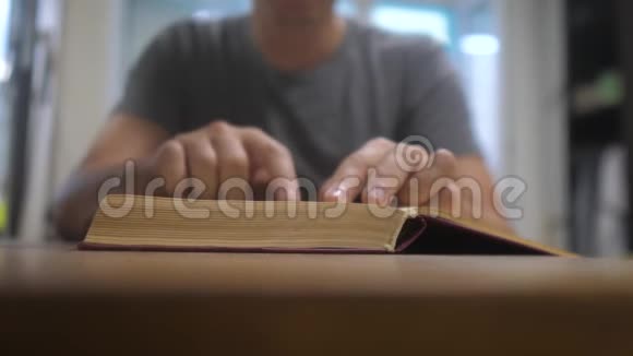 人在读一本书教育学习概念库男人打开书男人把生活方式变成书页视频的预览图