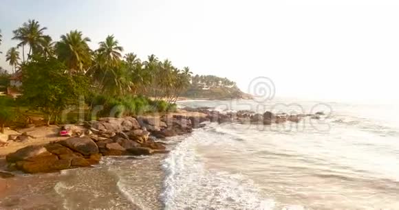 日落时的海浪斯里兰卡美丽的热带海滩与棕榈视频的预览图