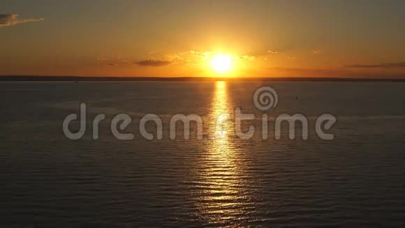 美丽的日落过江视频的预览图