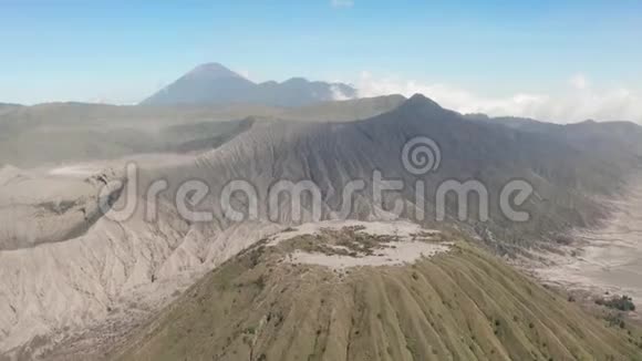 东爪哇美丽的布罗莫火山峰与沙漠的影像拍摄视频的预览图