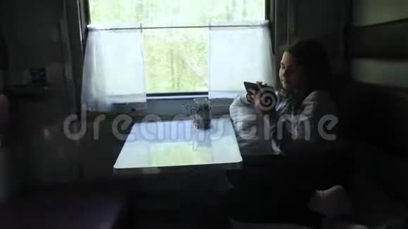 小女孩走在火车车厢和智能手机旅游运输铁路概念那个女孩视频的预览图