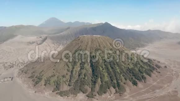 东爪哇美丽的布罗莫火山峰与沙漠的影像拍摄视频的预览图