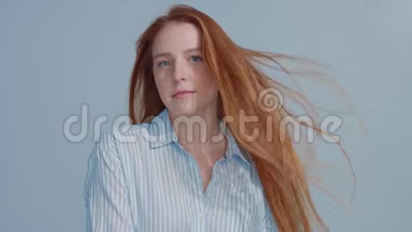 姜头红发蓝眼睛的姜发模型视频的预览图
