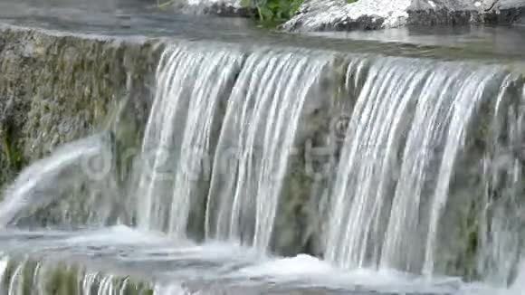 在天然泉水中排出水和水的管道视频的预览图