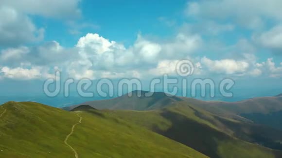 4美丽的青山中的云时光视频的预览图