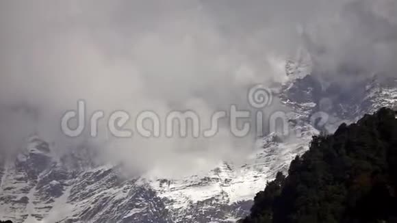 尼泊尔喜玛拉雅山云间雪山峰视频的预览图
