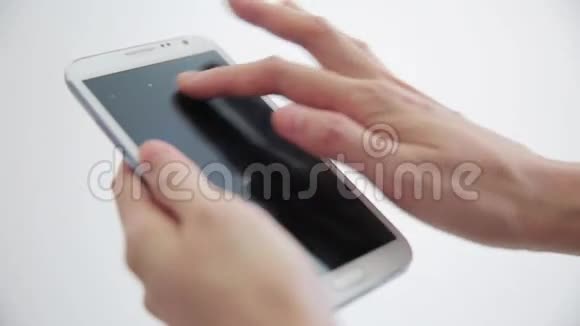 在白色背景下使用智能手机视频的预览图