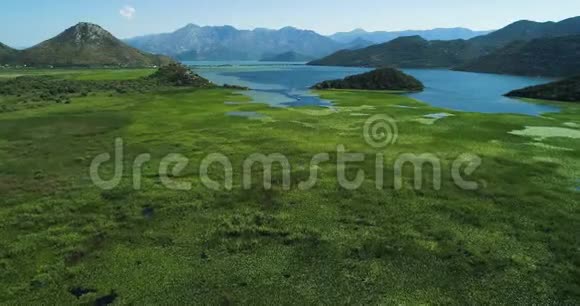 晴天在山上鸟瞰斯卡达尔湖的美丽景观黑山湖的领地视频的预览图