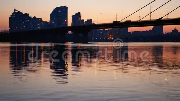 桥落日观江视频的预览图