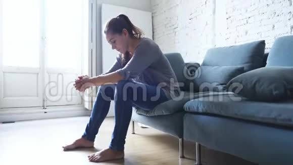 年轻迷人的拉丁女人躺在家里的客厅沙发上感到悲伤疲惫和忧虑精神健康遭受抑郁视频的预览图