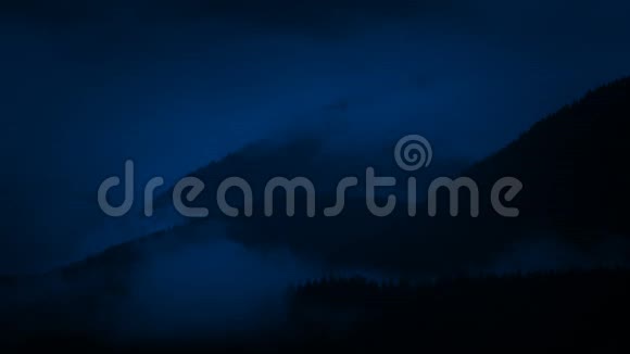 夜晚的薄雾山视频的预览图