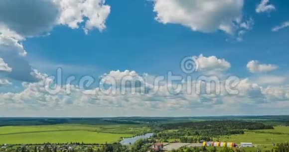 蓝天白云背景延时阴天的天气很好美丽的色彩夏天的光明视频的预览图