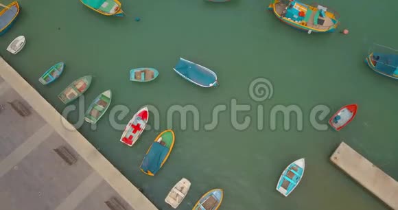 俯瞰地中海传统彩船卢祖视频的预览图